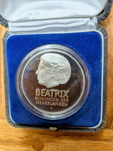 1982 NETHERLANDS Queen Beatrix w/ Lion Eagle Claw Silver 50 Guilden Coin - Picture 2 of 4