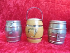 3 Bella, vecchio Salvadanai __ Botti __ Metallo E Legno