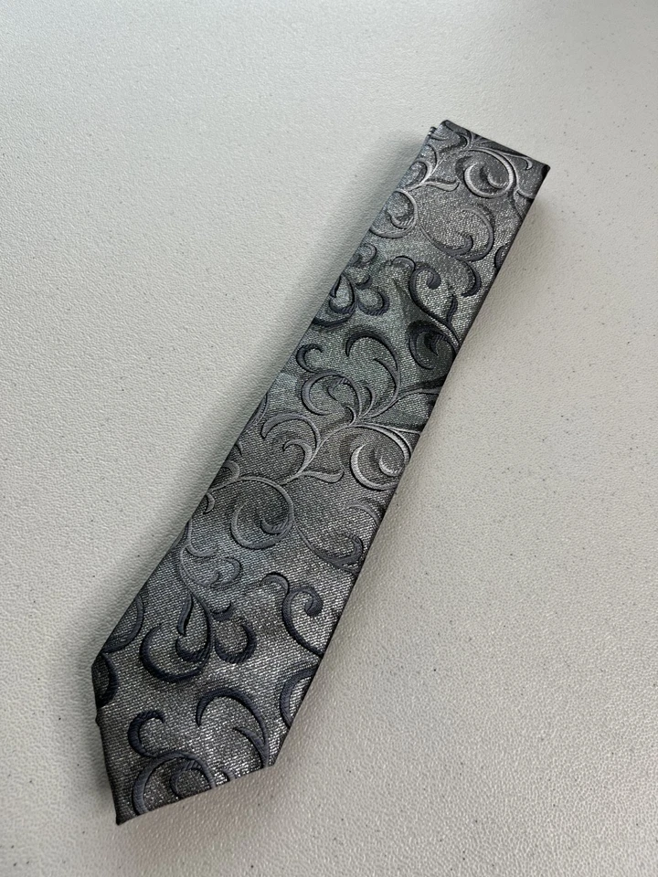 Corbata de diseñador hecha a mano con patrón floral plateado y gris John Ashford Foto 3 de 4