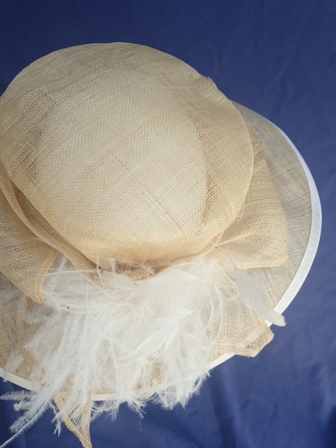 Sombrero de boda formal de ala grande beige arena Sinamay y pluma carreras de iglesia - Imagen 10 de 18