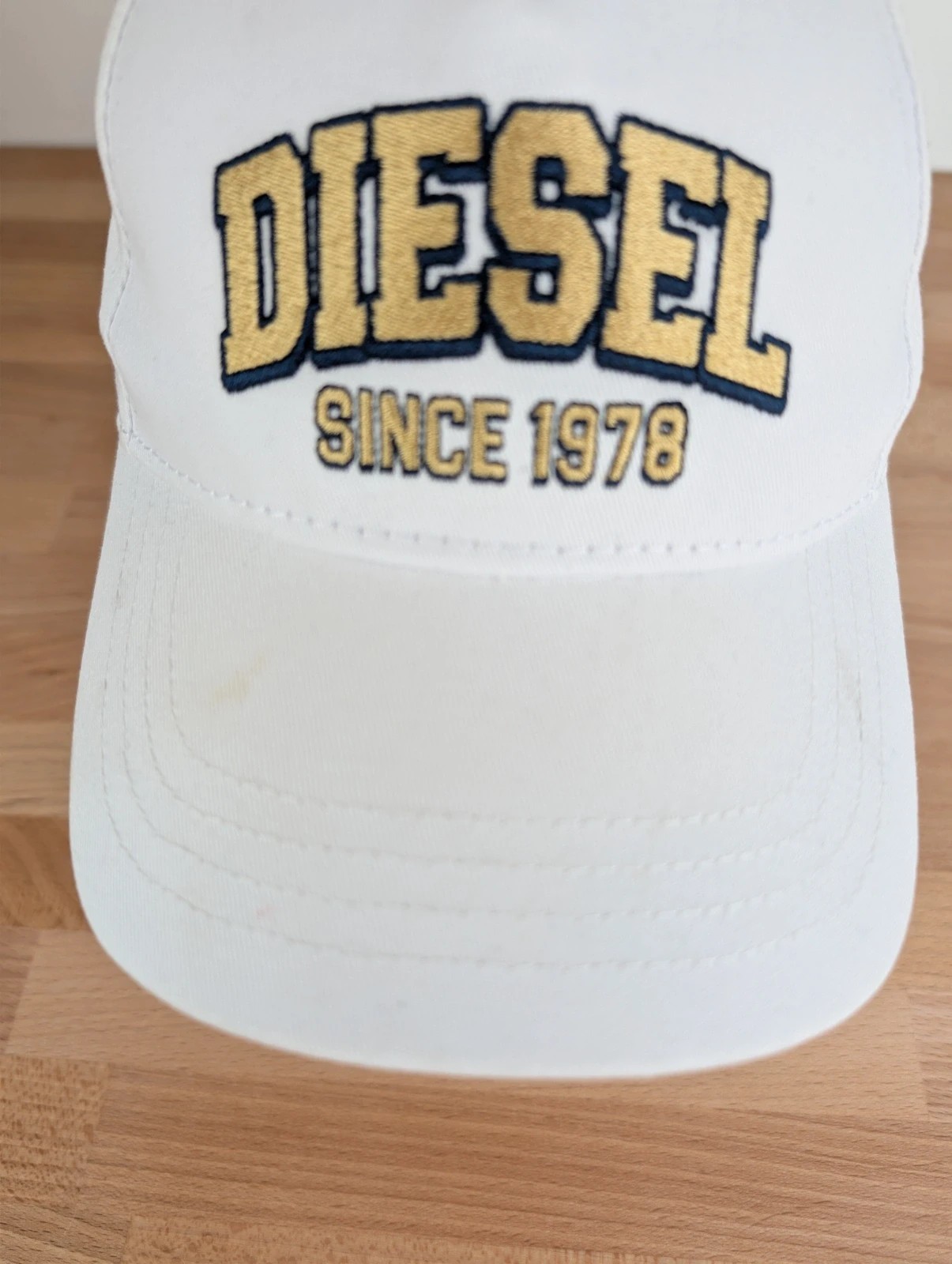 Diesel NWT white snapback cap. One Size. DN3922 image 2