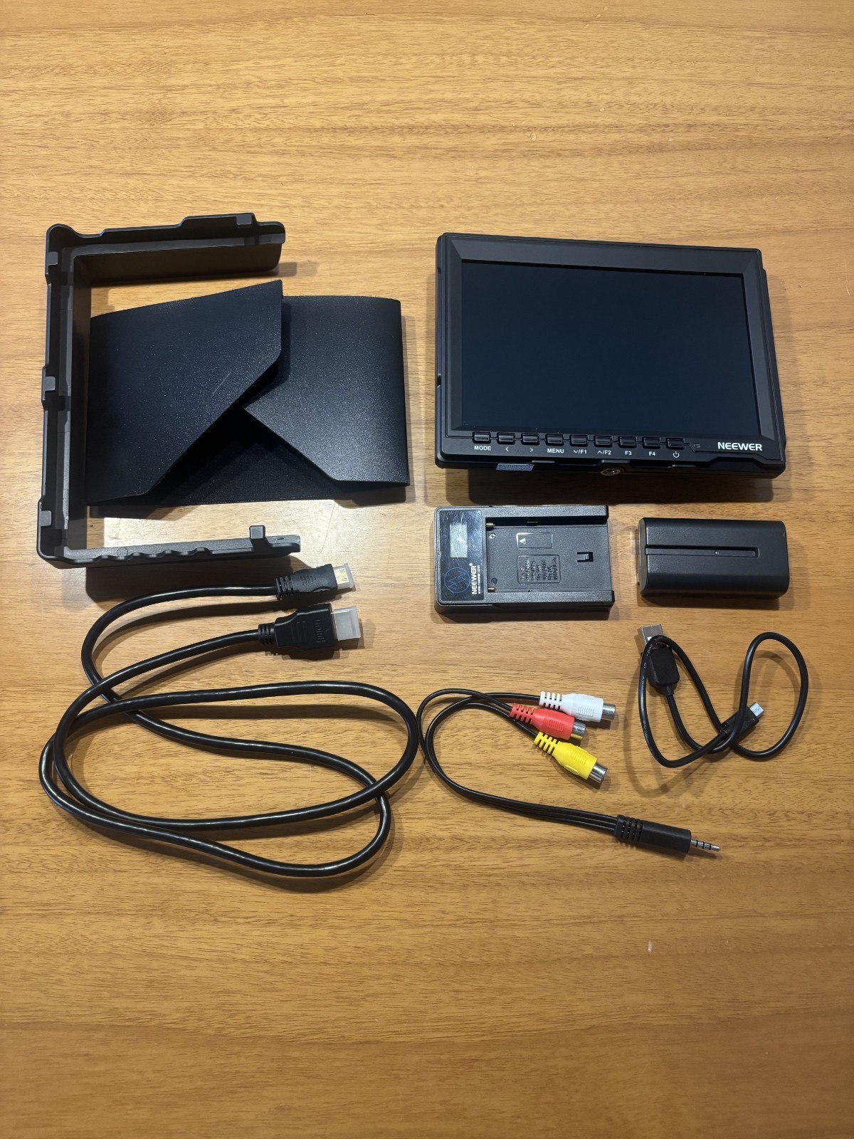 Monitor video Neewer F100 7” per fotocamera + batteria, caricatore e accessori
