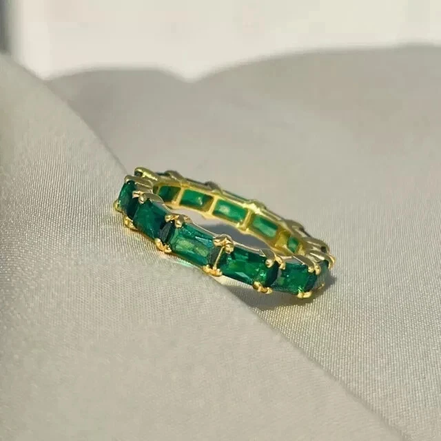 Anillo de compromiso de eternidad de esmeralda verde corte esmeralda de 3,0 quilates enchapado en oro amarillo de 14 k Foto 2 de 4