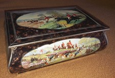 VINTAGE ANTIQUIT&Auml;T GESCHWUNGENE BLECHDOSE JAGD PFERDE HUNDE FUCHS 30x20x12 CM