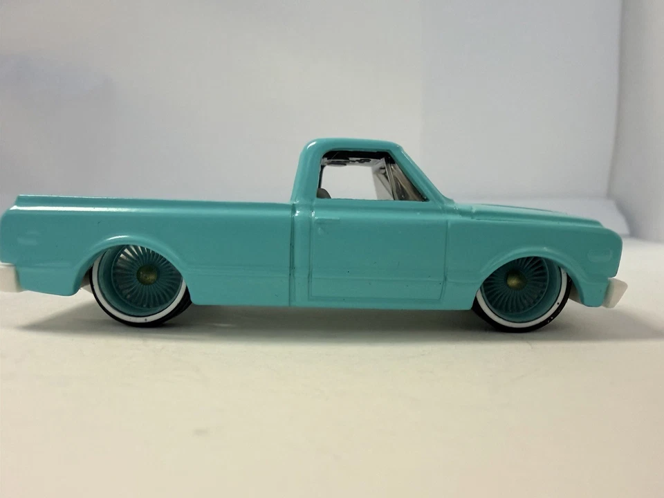 Camioneta pickup Chevy C10 1968 Matchbox 2024 rueda suelta 3D intercambio Lowrider Foto 3 de 4