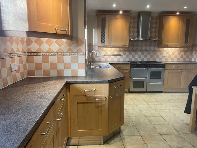 Oak Shaker Kitchen Cabinets , MDF Worktop and Integrated Appliances