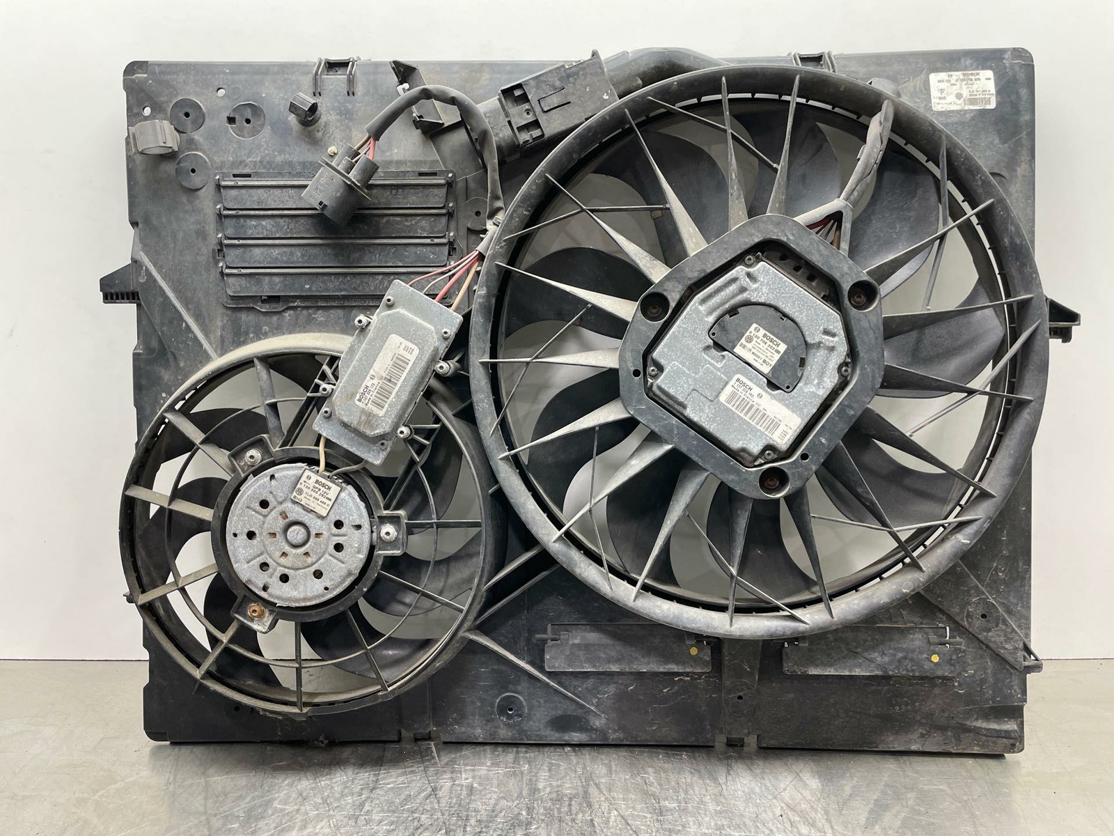 2007 AUDI Q7 RADIATOR COOLING FAN ASSEMBLY BOSCH 1137328172 07 08 