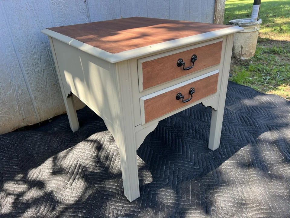 Mesa auxiliar Hickory House Foto 4 de 4