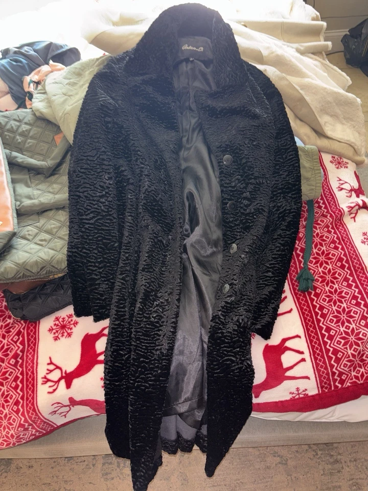 Abrigo para mujer Arden B negro texturizado aplastado talla grande Foto 4 de 4