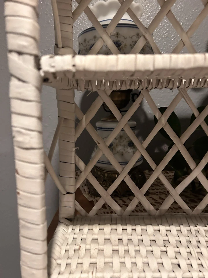 Estante de pared colgante vintage de mimbre blanco. Moderno de mediados de siglo. Foto 4 de 4