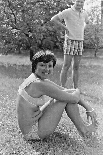 Altes Negativ, junge Frau im Bikini auf Liegewiese 🍀