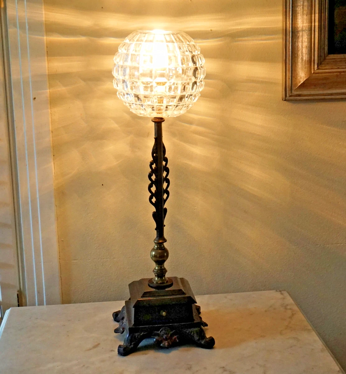 LAMPE DE TABLE VINTAGE ANGLAISE EN CRISTAL – Kipfold Limited – Style Curieux, Blanc Et Cuivre