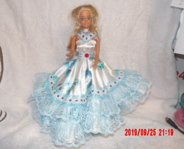 FASHIIONABLE WHITE/BLUE FLOWERY SATIN GOWN  11 1/2''-12'' BARBIE/FASHION DOLLS