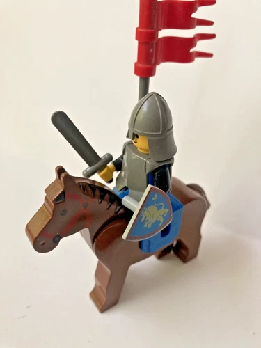 Vintage LEGO Castle lion knight crusader mounted with Armor