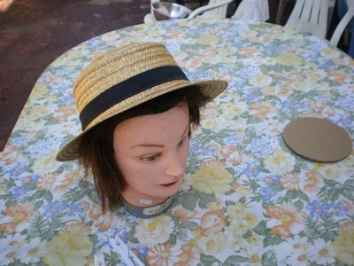 alter Strohhut mit schwarzem Band Vintage Accessoire