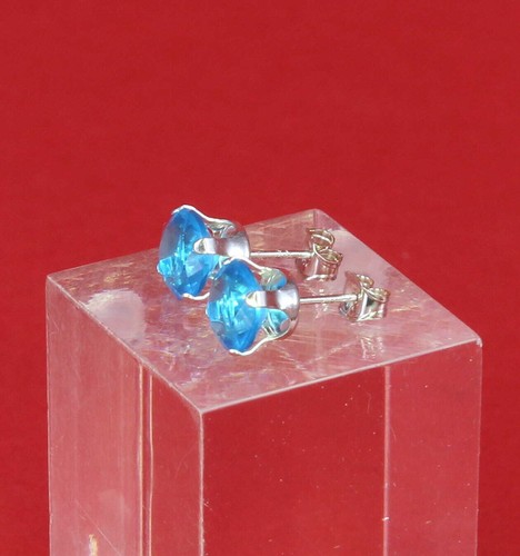 925 Sterling Silver 7mm Round Light Blue CZ Stud Earrings - Picture 3 of 7