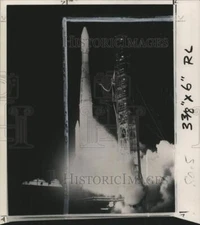 1967 Press Photo Delta Rocket emits heavy smoke during its launch - pix09024