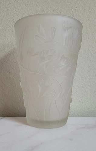 VTG PHEONIX CONSOLIDATED FROSTED GLASS VASE 8 IN LILY OF THE VALLEY FREESIA