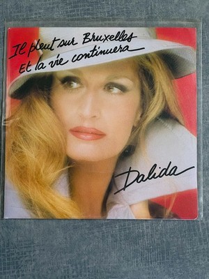 Dalida: 45 Trs Vinyl (Es regnet auf Brüssel).