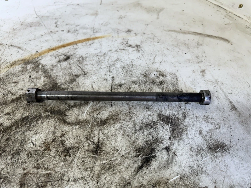 Perno de eje trasero Suzuki TS250 1973-1976 Foto 2 de 4