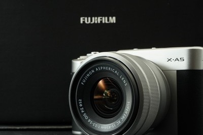 FUJIFILM X-A5 Digitalkamera silber mit XC 15-45mm f/3.5-5.6 Objektiv US-LAGER...