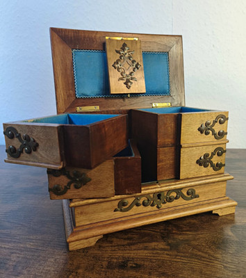 Vintage Schmuckkasten Holz mit Metallbeschlägen, blau gefüttert, 21x15x13