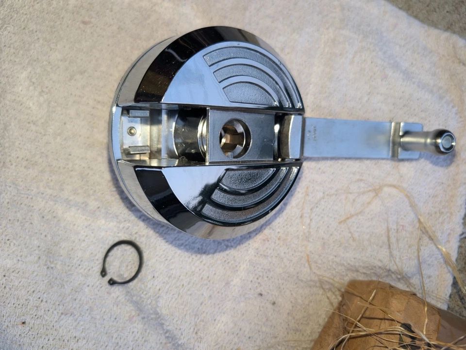 RARO NOS Checker Motors Puerta Trasera Ventana Manivela Maratón Superba Aerobús Vagón Foto 4 de 4