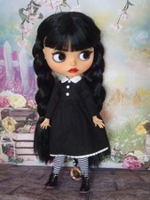 Bambola personalizzata Blythe Wednesday Addams pelle abbronzata OOAK di Daniela Mar