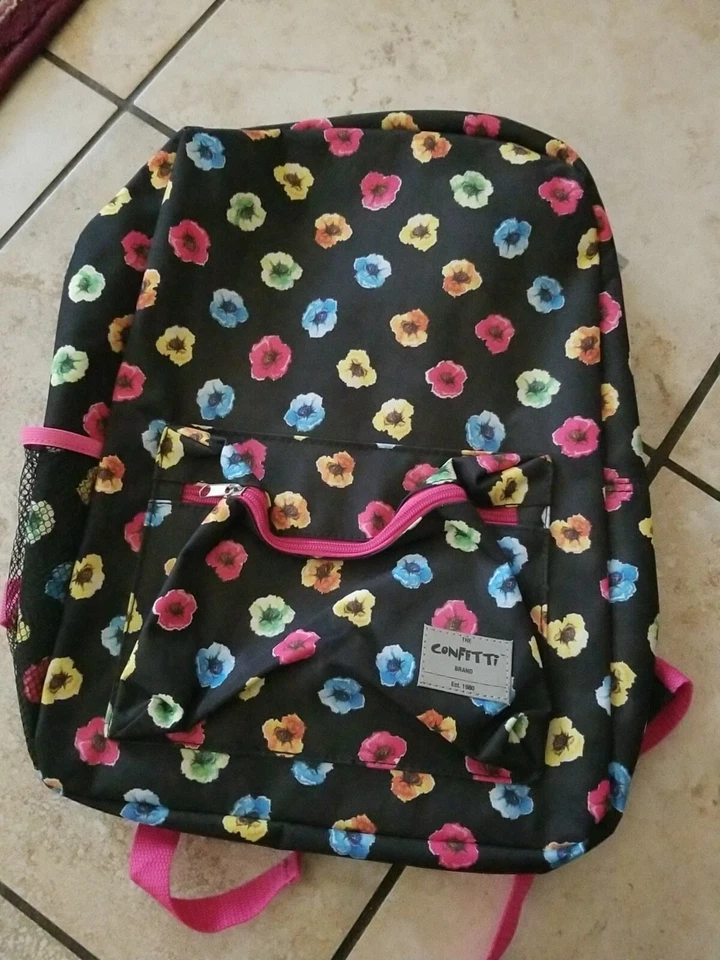 Bolso de fin de semana de viaje escolar marca The Confetti negro patrón de flores multicolor. Foto 2 de 4