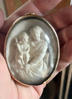 Ancien médaillon reliquaire plâtre et laiton verre bombé vierge à l'enfant