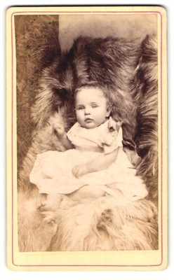 Fotografie S. J. Poole, Putney, Portrait süßes Kleinkind im weißen Kleid 