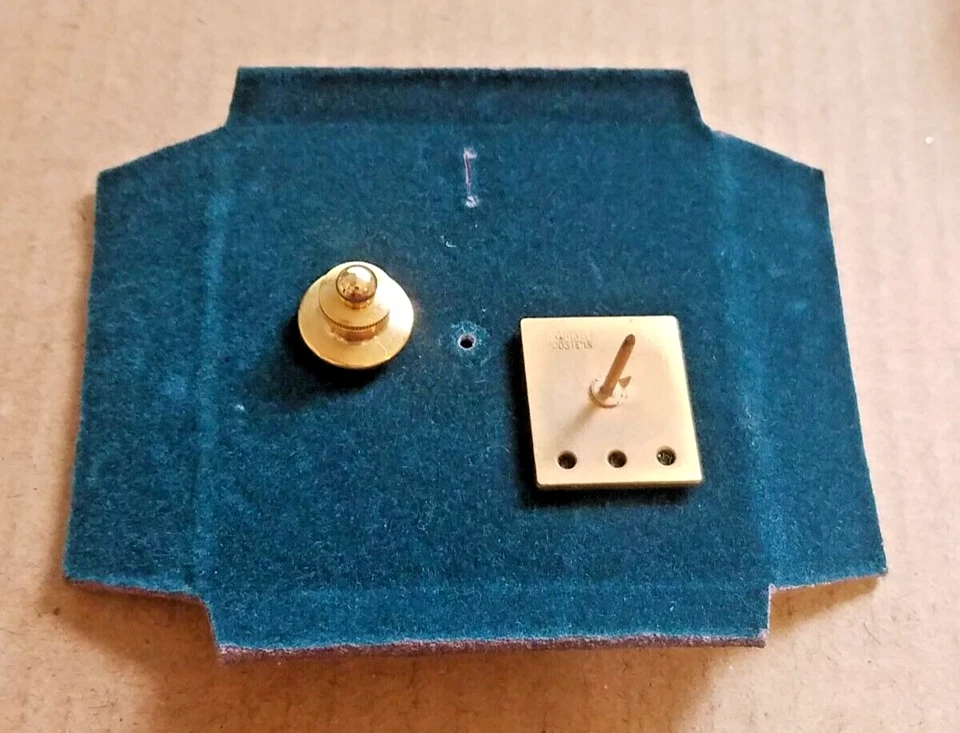 VTG STAMPED JOSTENS 1/10 10KGF 3 GREEN EMERALD STONES SERVICE AWARD PIN TIE TAC - Image 2 of 4