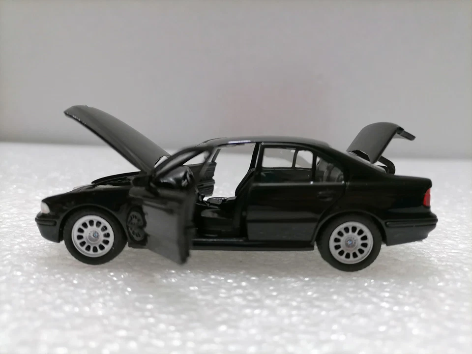 BMW Serie 5 1983 - Modelo vintage diecast escala 1:43 caja como nueva Foto 2 de 4