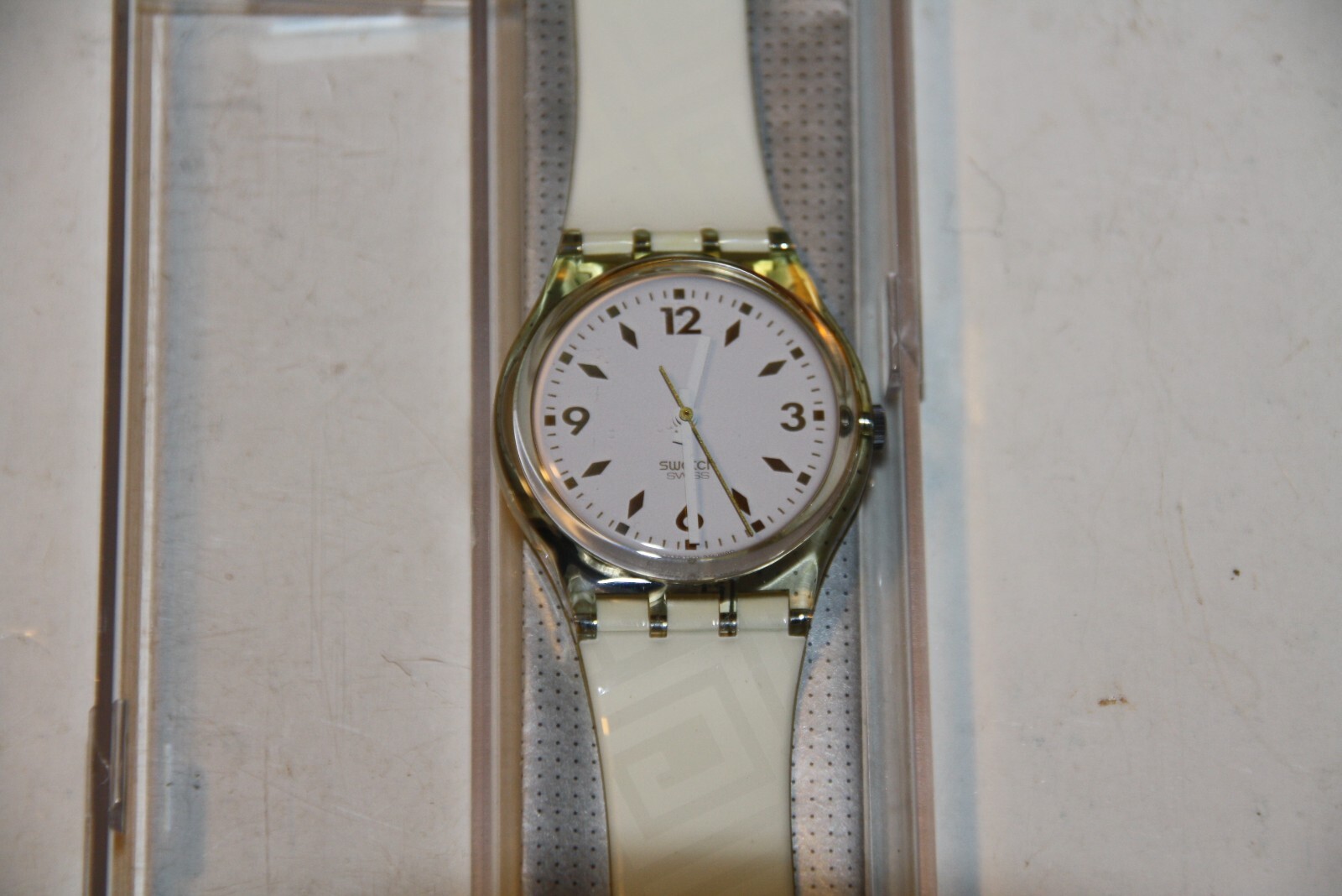 Montre Swatch femme étanche 30m antichoc blanche neuve sous étui rigide