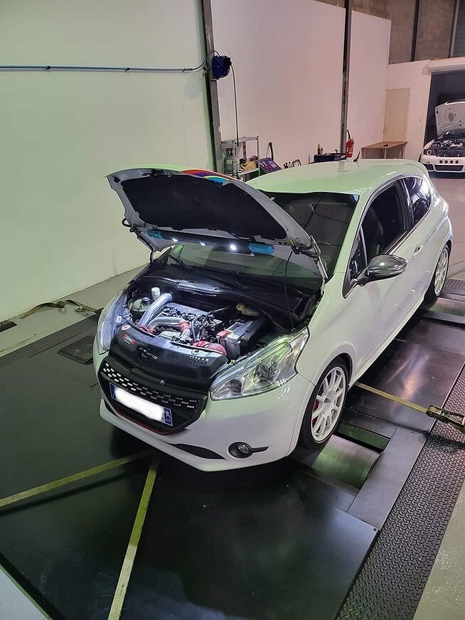 Admission Directe Peugeot 208 GTI THP 200 Résout le Manque d'Air à Haut Régime