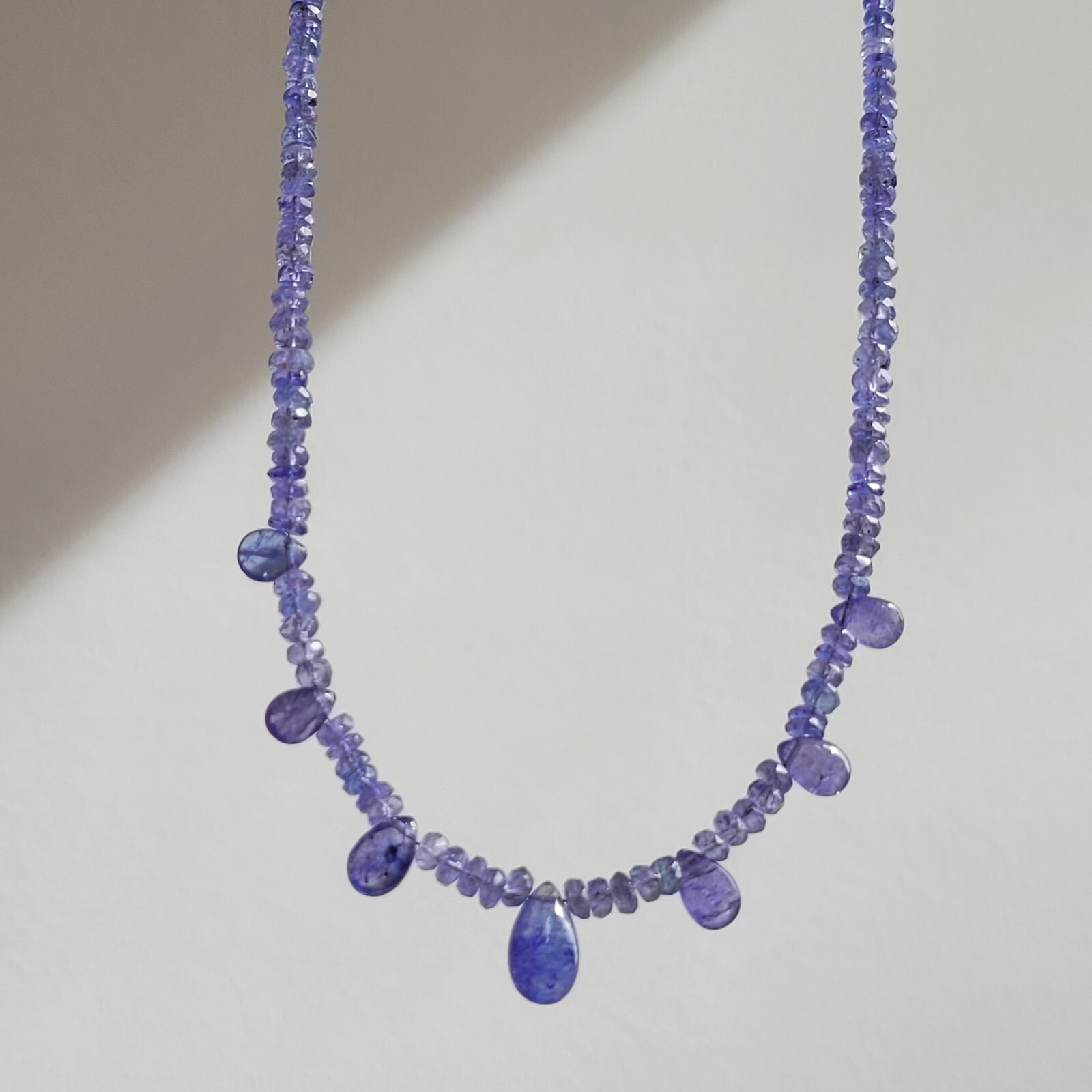 Collier en argent et tanzanite véritable : un bijou fait main d'exception