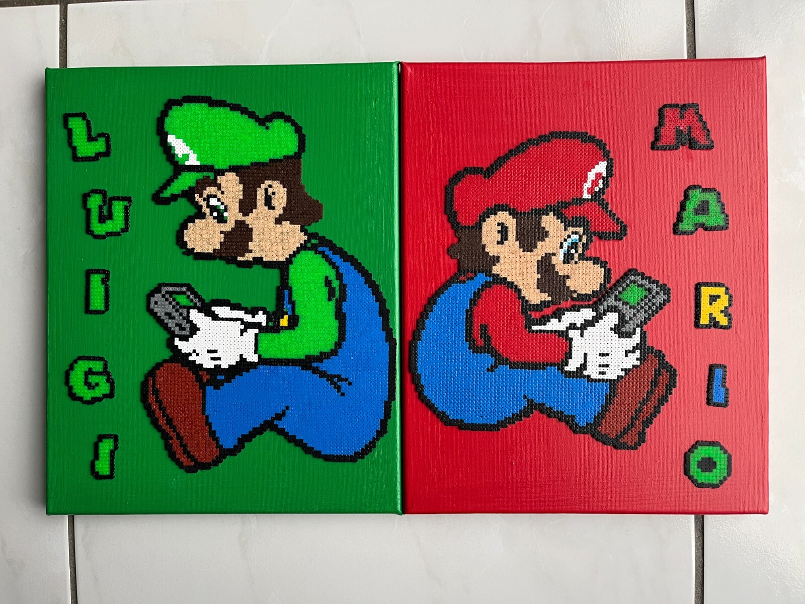 Tableau Mario et Luigi perles à repasser pixel art décoration murale chambre enfant