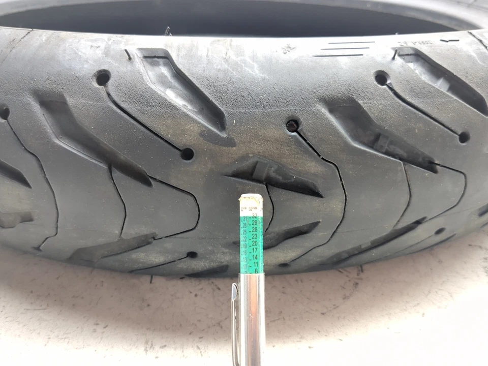 Neumático delantero Michelin Road 6 110/70-17 Foto 4 de 4