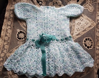 schönes altes Puppenkleid