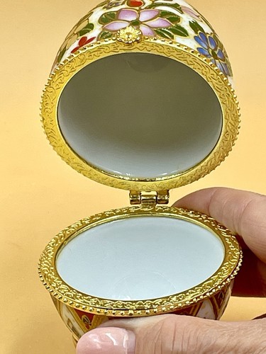 BEAUTIFUL HAND-PAINTED PORCELAIN 3 LEGGED LIDDED EGG-SHAPED TRINKET BOX W/FLOWER - Foto 6 di 7