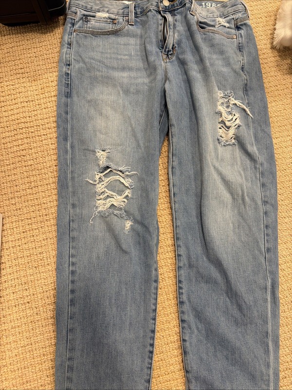 GAP  Distressed RippedJeans Size 32