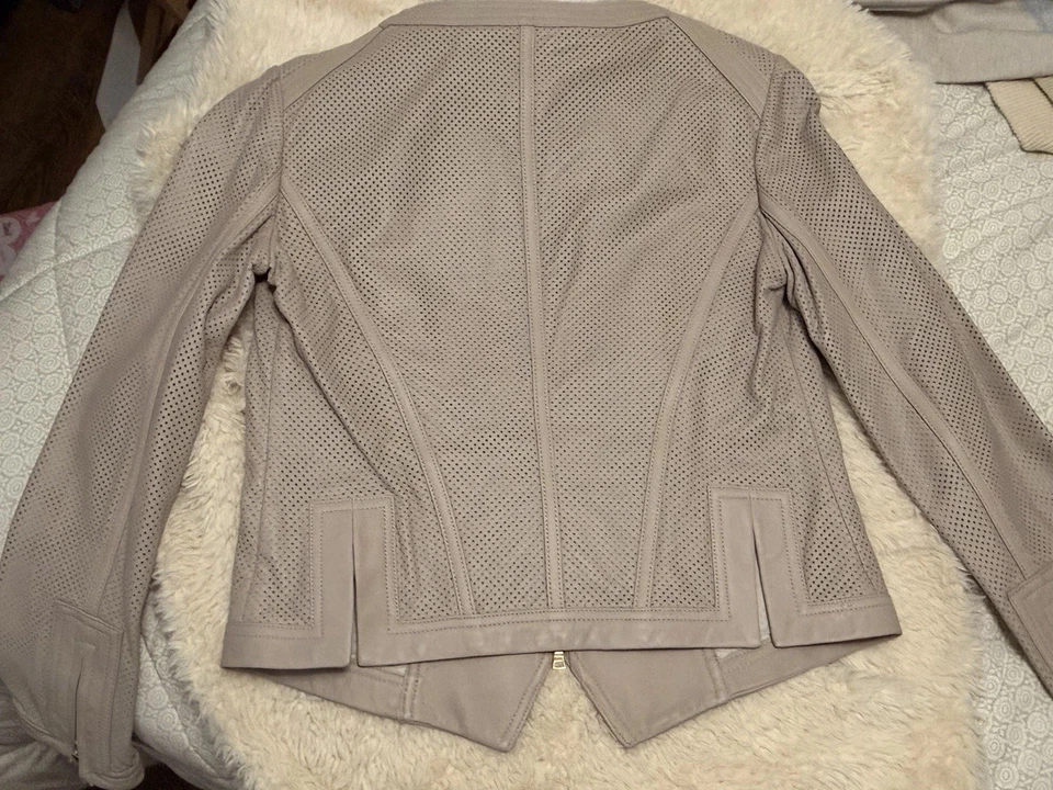 Chaqueta de cuero de cordero perforado Nicki Tory Burch para mujer talla 8 beige cremallera Foto 2 de 4