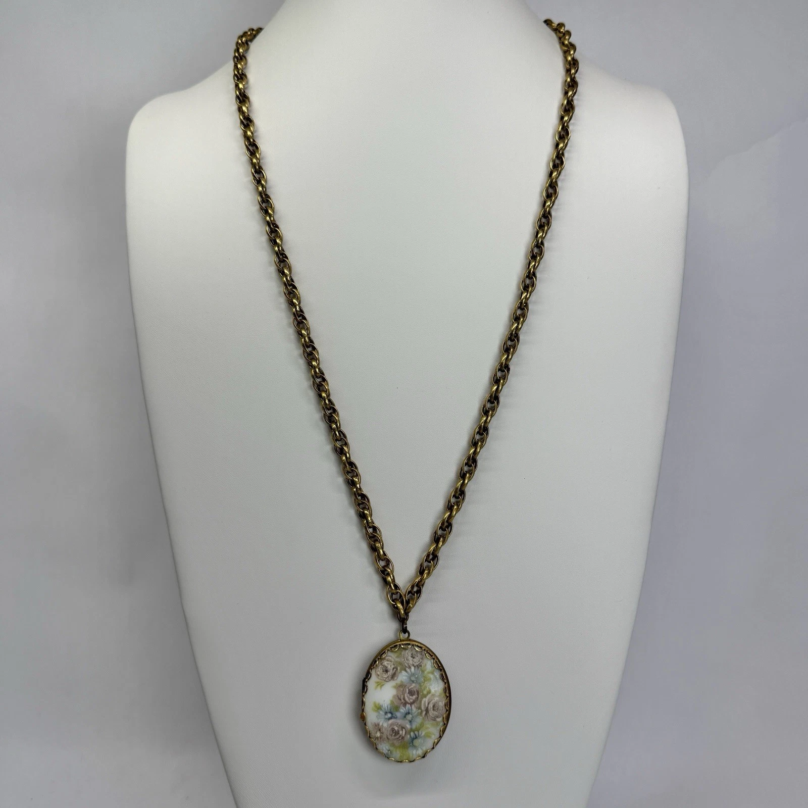 Elegant Floral Porcelain Locket Gold Tone Vintage Necklace Jewelry N263