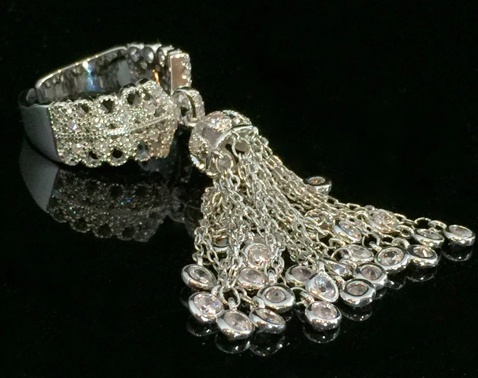 Anillo borla con flecos de alta costura enchapado en oro blanco de 18k hecho con cristal de Swarovski Foto 2 de 4