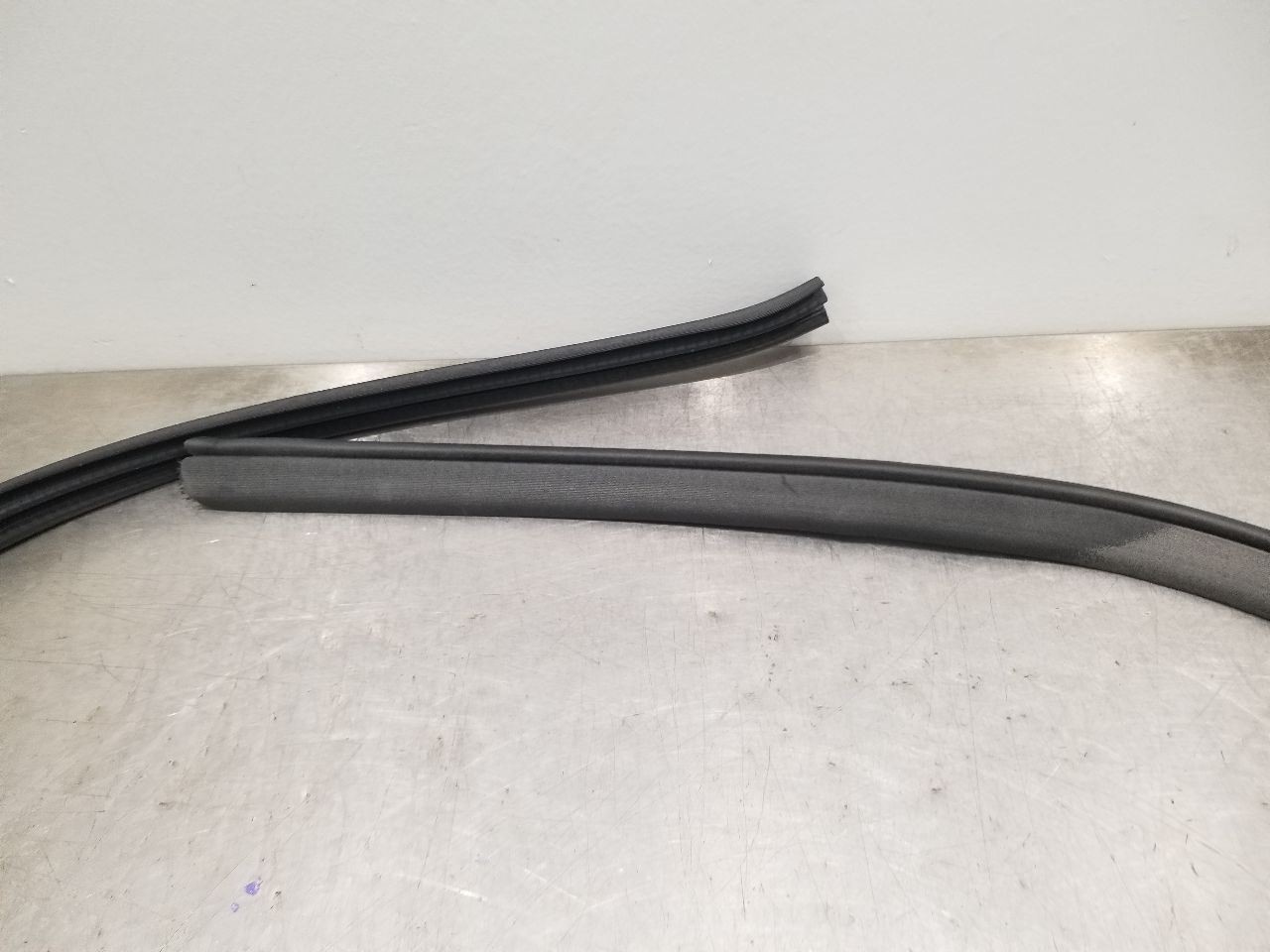 11 MERCEDES BENZ SLS AMG C197 DOOR WEATHERSTRIP RIGHT PASSENGER