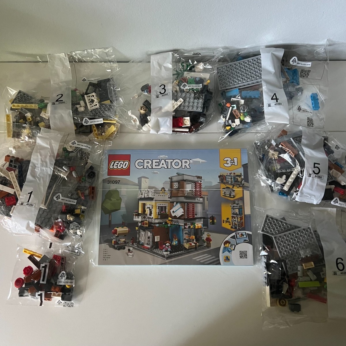 LEGO CREATOR: Townhouse Pet Shop Caf  (31097) for sale online
