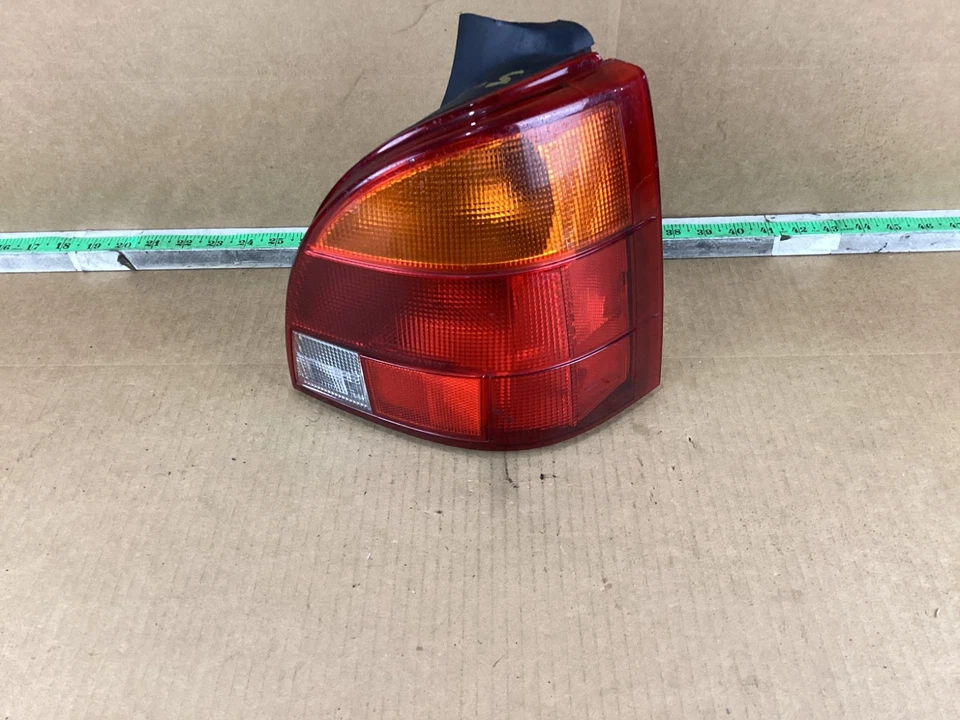 Luz trasera derecha Saturn S 1996-1999 camioneta OEM Foto 3 de 4