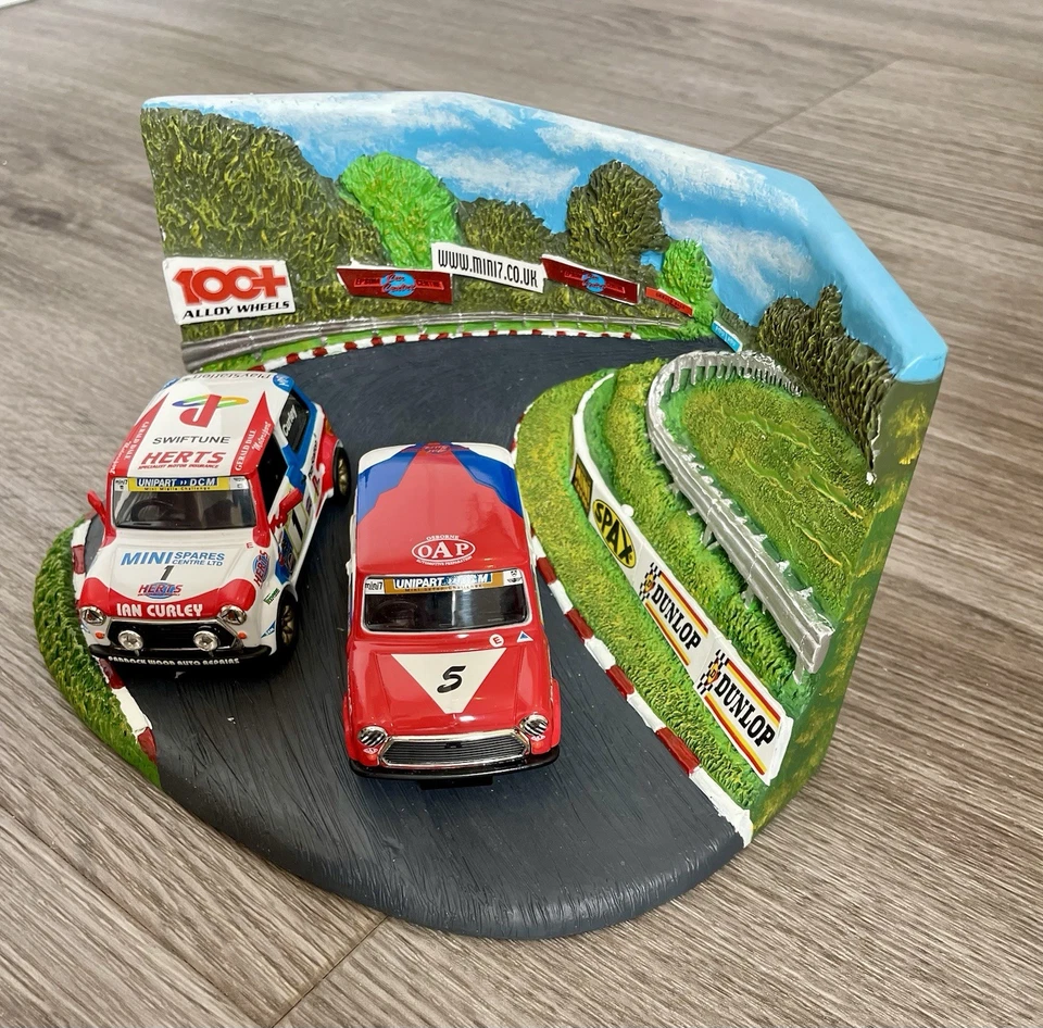 ФИРМЕННЫЙ ЛЮК CORGI Toys Diorama-1999 Mini Se7en & Mini Miglia Championship - Изображение 4 из 4