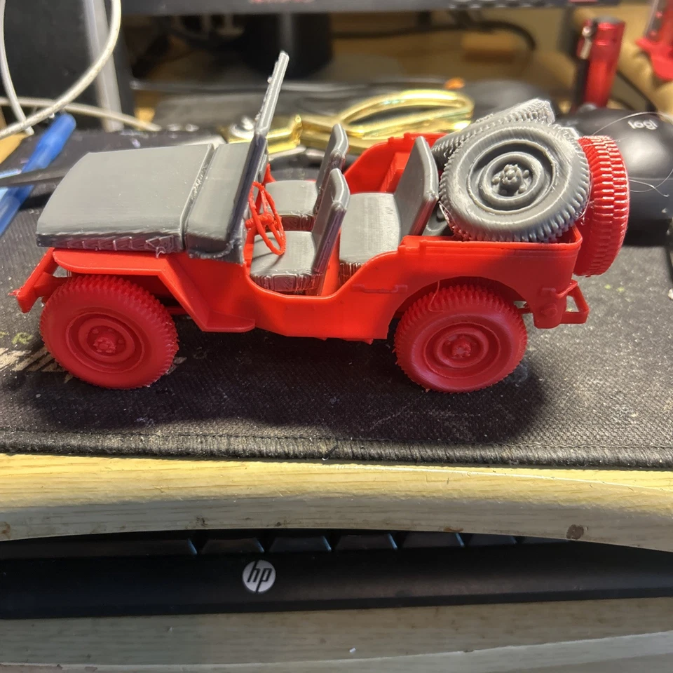 Jeep M-38 de la Segunda Guerra Mundial de Estados Unidos para llevar todo. Tiene compartimento motor. Buen detalle. "Escala 1:35". Foto 2 de 4