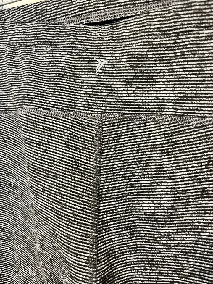 Old Navy Maternity Active Go Dry Crop Leggings  Gray Black Stripes Sz Small - Image 4 of 4